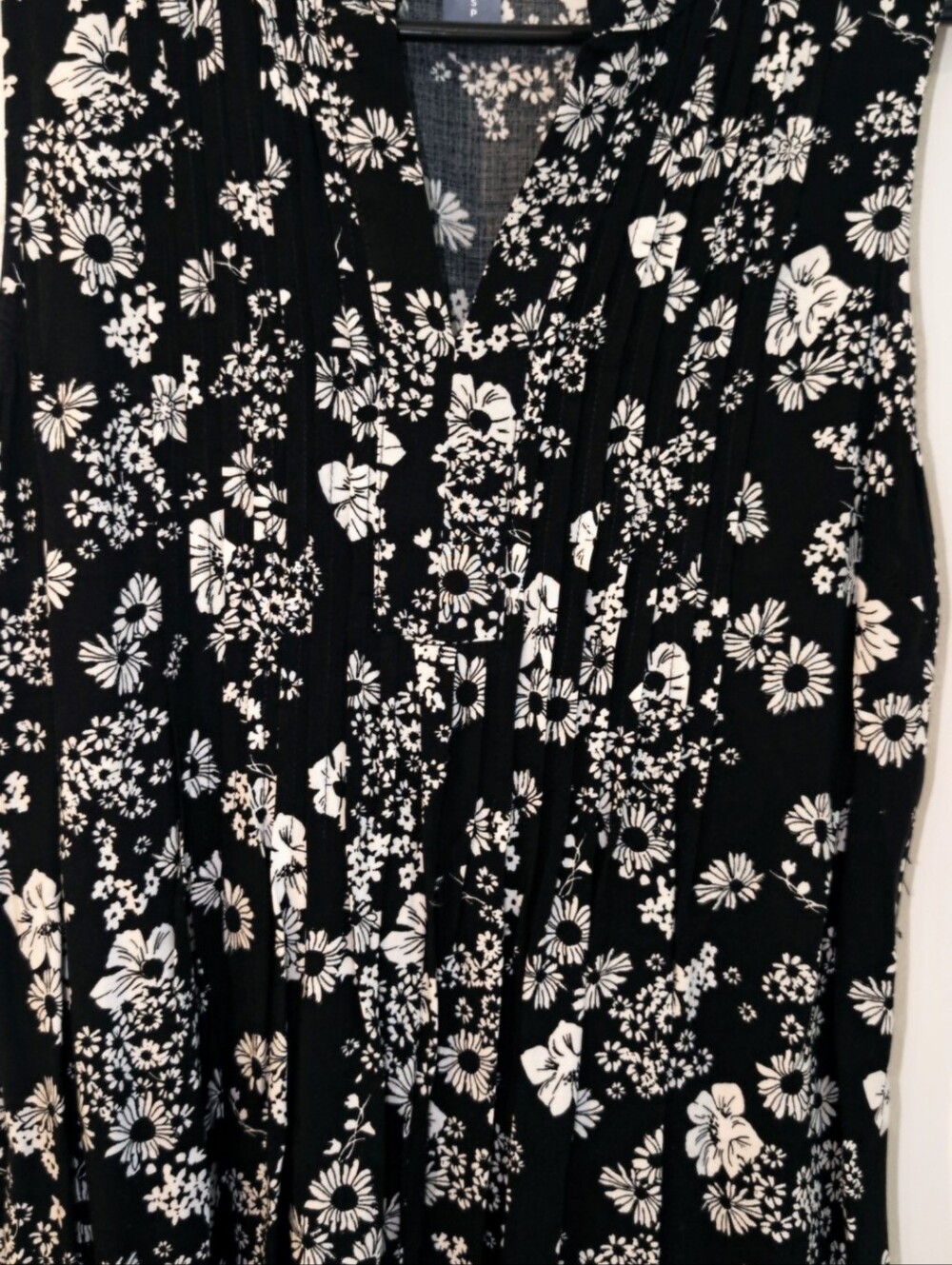 Old Navy Black and White Floral V-Neck Dress - Picture 6 of 8